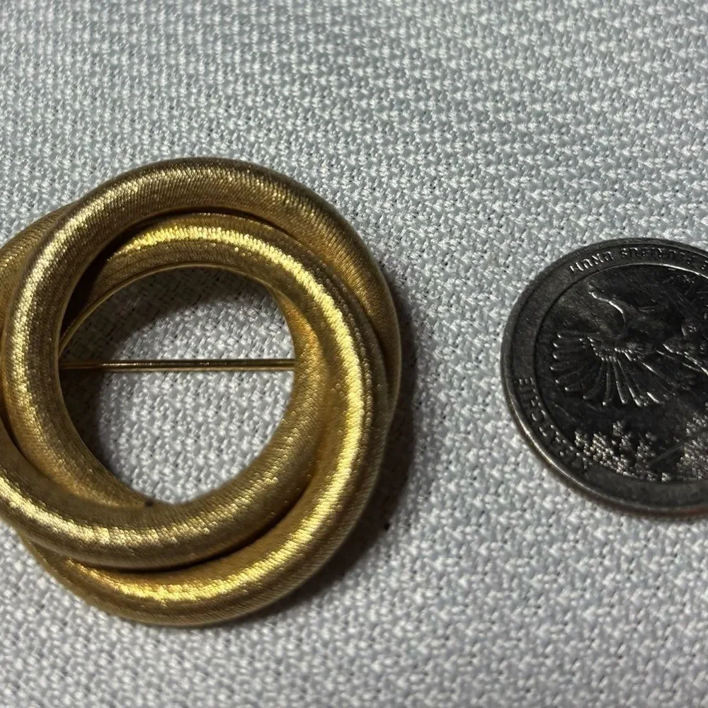 Vintage Goldtone Round Brooch Excellent Preloved Condition